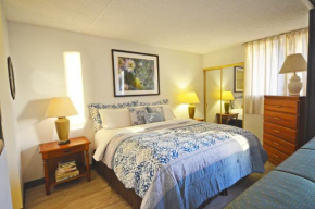 Royal Kuhio 1309 with King Bed, FREE Parking/WiFi, mins to BEACH!